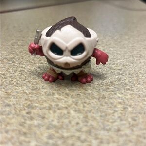 Disney Doorables coconut Figure - Brown and Yellow